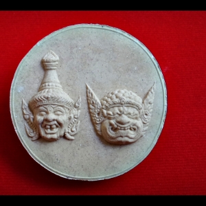 พ่อครูปู่ฤๅษี พระพิราพ หลัง พระพุทธรูปทรงเครื่องจักรพรรดิราช พ่อครูพระอาจารย์ศิริพงศ์