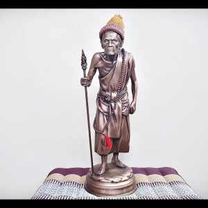 รูปหล่อ หลวงปุ่หมุน วัดบ้านจาน เนื้อโลหะทองเหลือง ยืนถือไม้เท้า พญานาค ขนาดบูชา (องค์ใหญ่ สูง21นิ้ว)