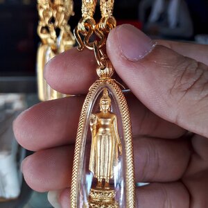 พระร่วงโรจนฤทธิ์ (พระพุทธ ปางประทานพร) เนื้อชุบทอง พร้อมเลี่ยมกันน้ำกรอบชุบทอง พร้อมสร้อย