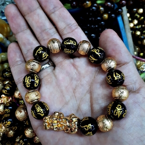 สร้อยข้อมือ ปี่เซียะ (ผีซิว) (Pi Xiu) หัวโลหะชุบทอง หินดำสลักอักขระ 14มิล (ขายปลีก ขายส่ง)