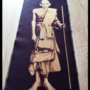 รูปภาพ หลวงปู่ศุข วัดปากคลองมะข่ามเฒ่า ยืนถือไม้เท้า ผืนใหญ่(สูง27นิ้ว กว้าง11นิ้ว) เนื้อผ้าอย่างดี ปี2561 #รับประกันแท้