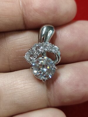 จี้เพชรสวิสต์