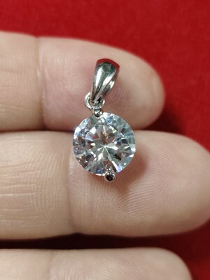 จี้เพชรสวิสต์