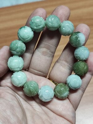 ข้อมือหยกแกะสลัก